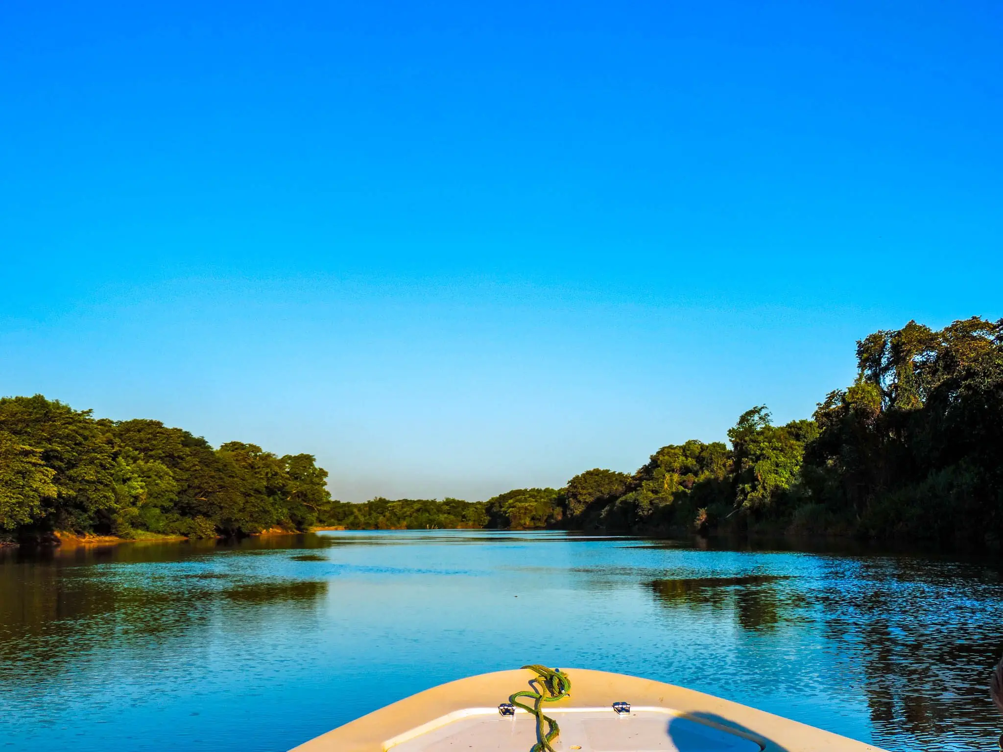 Vista del Río Paraná desde un bote en Pirarenda