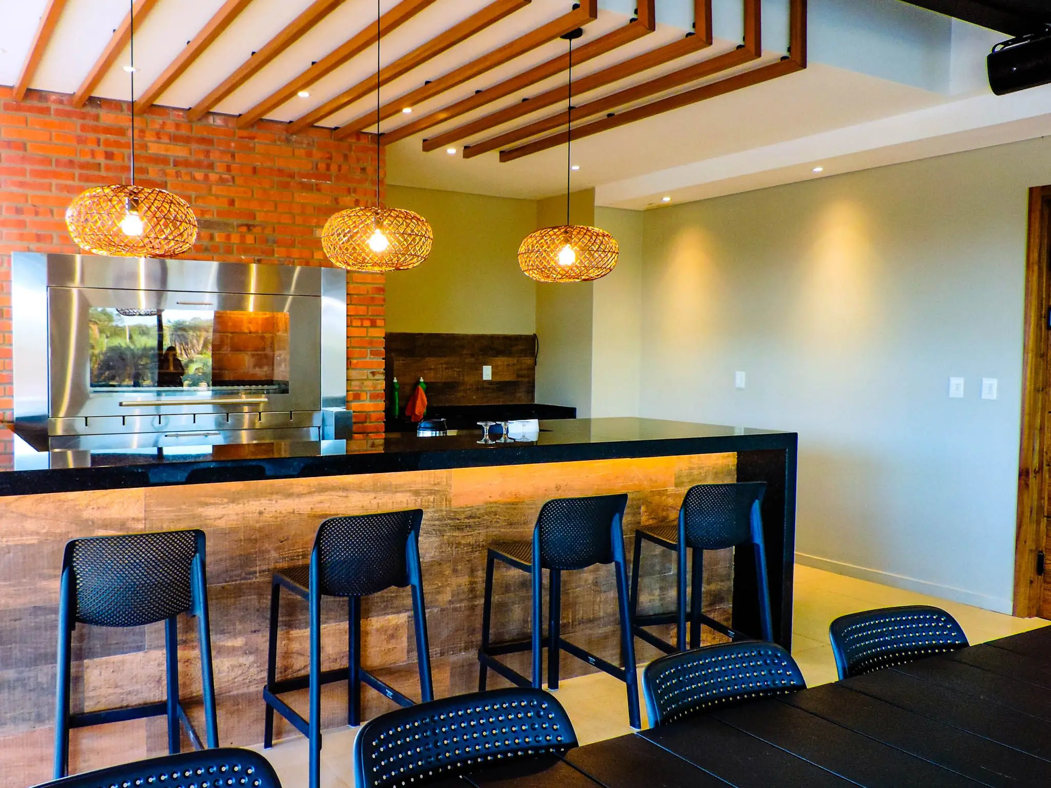 Cocina y barra de la casa club de Pirarenda