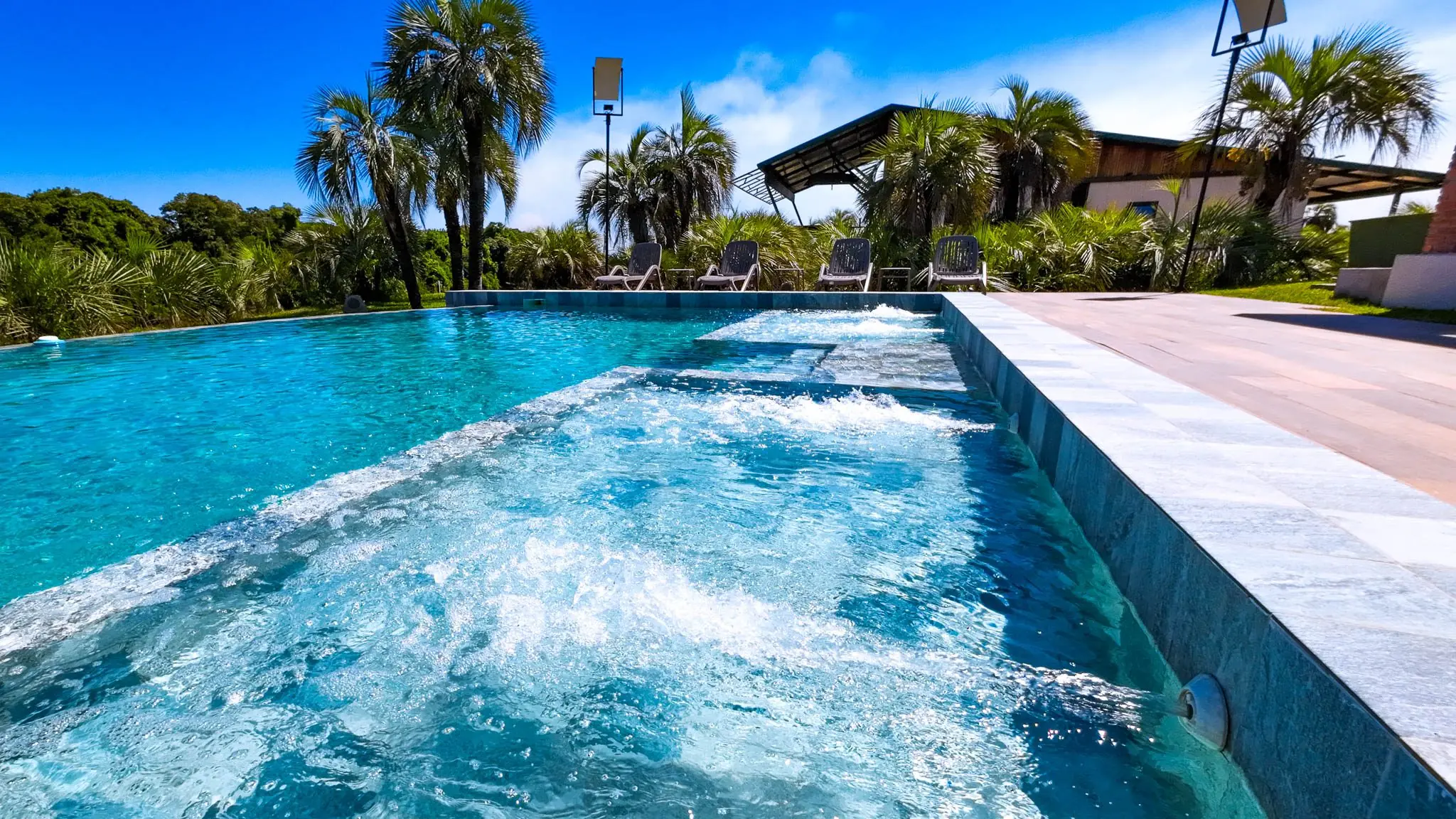 Piscina con hidromasaje en la casa club de Pirarenda