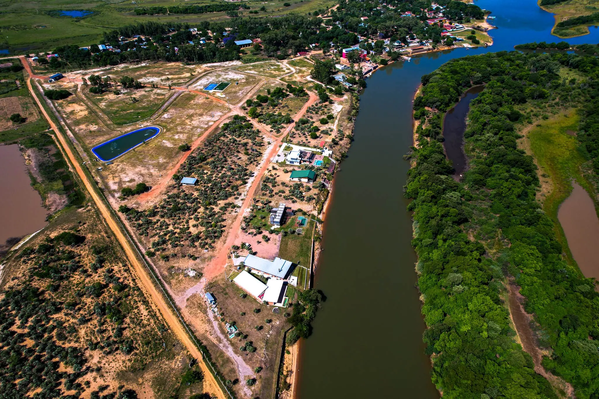 Vista aérea de Barrio Cerrado Pirarenda junto al Río Paraná