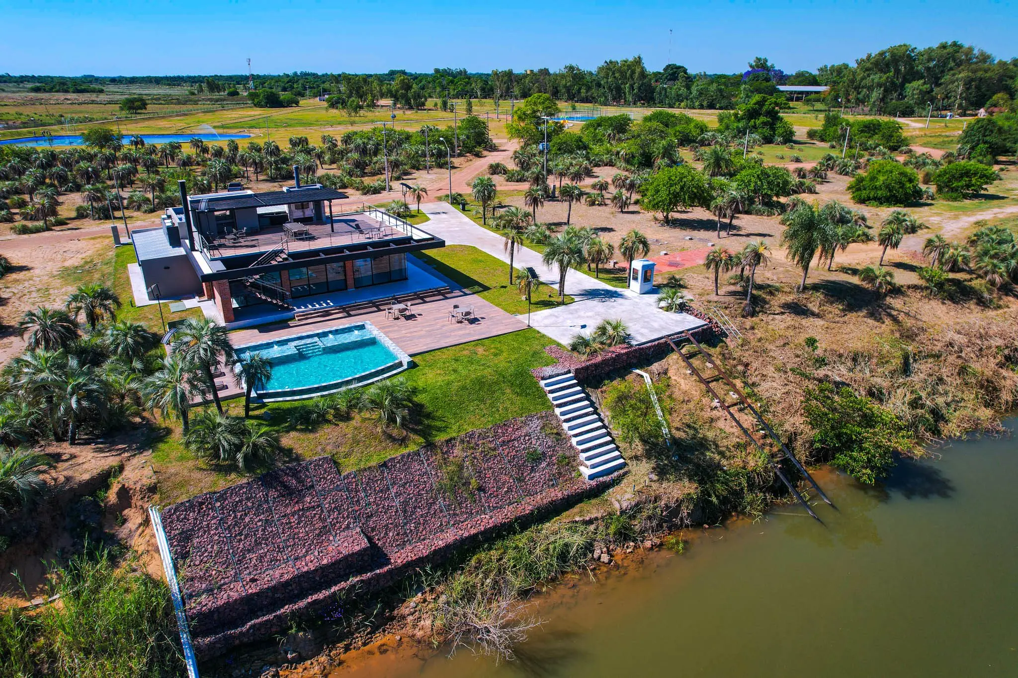 Vista aérea de la casa club de Pirarenda con acceso al río