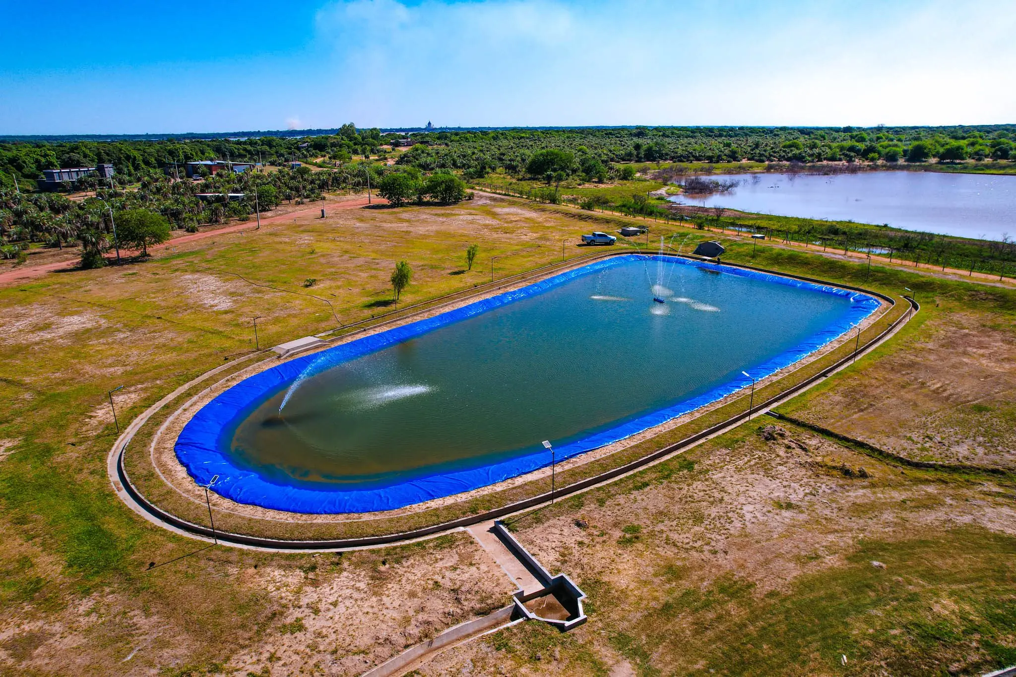 Piscina laguna de Barrio Cerrado Pirarenda