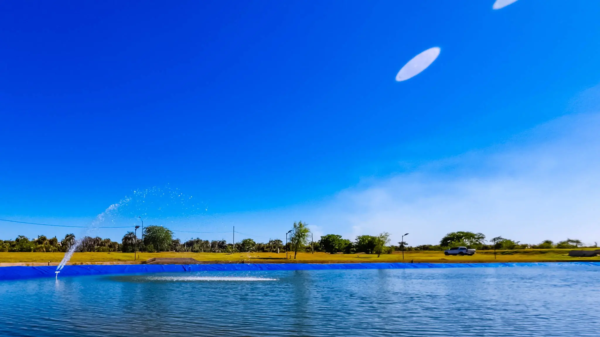 Laguna con juegos de agua en Barrio Cerrado Pirarenda