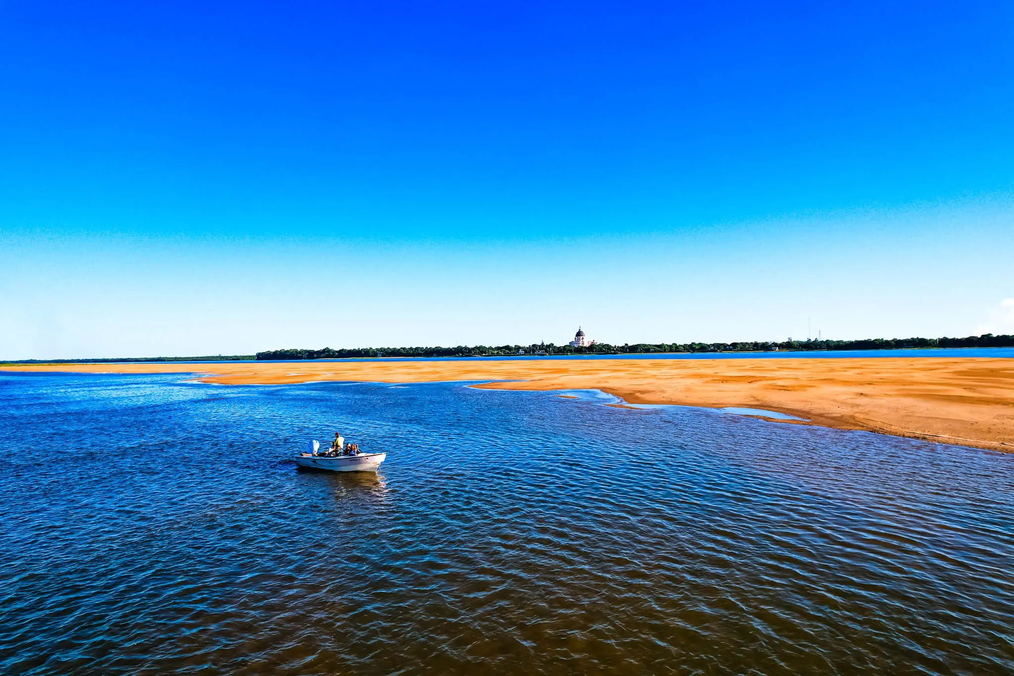 Paseo en bote por el Río Paraná junto a un banco de arena en Pirarenda