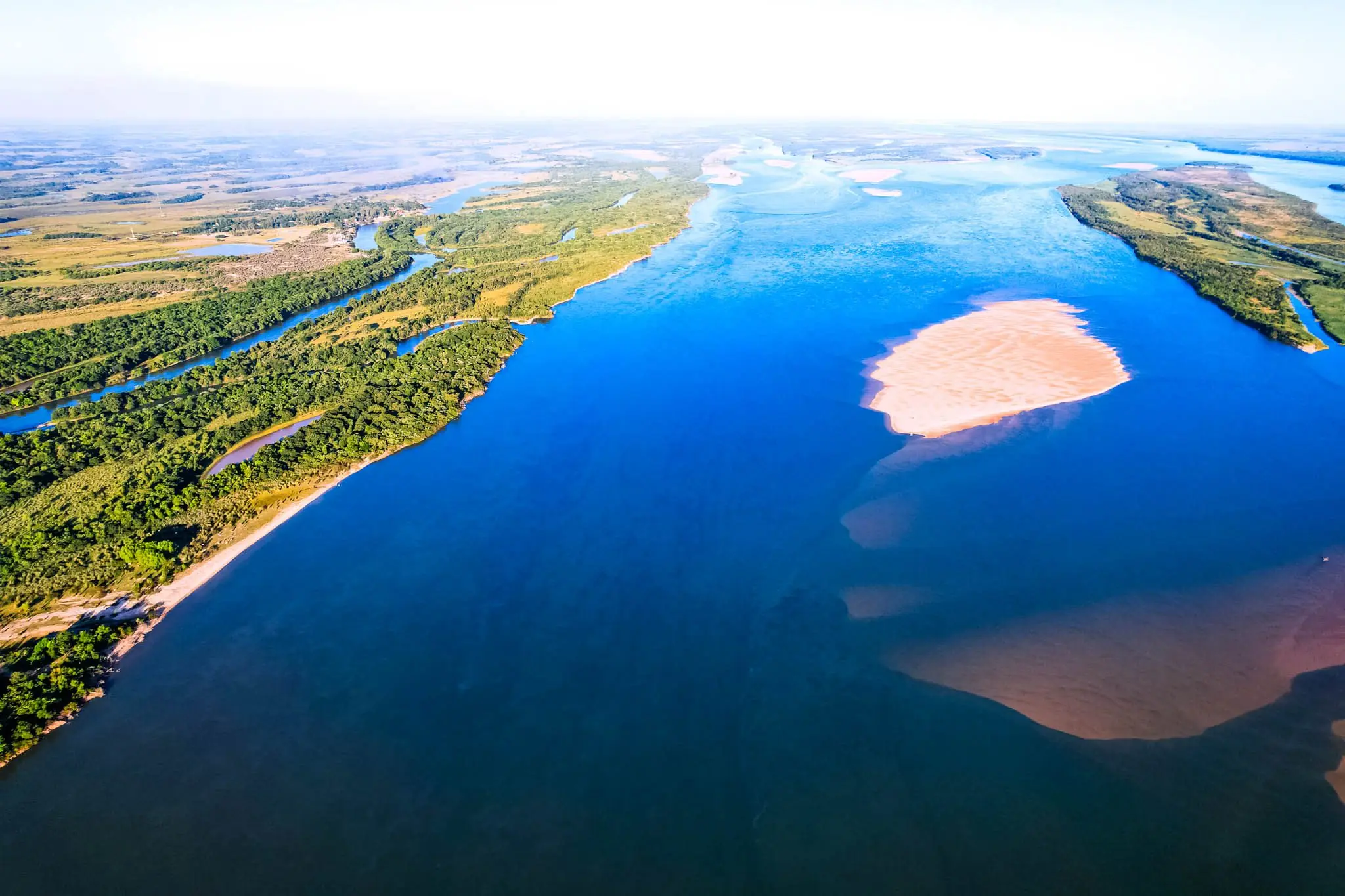 Vista aérea del Río Paraná junto a Barrio Cerrado Pirarenda