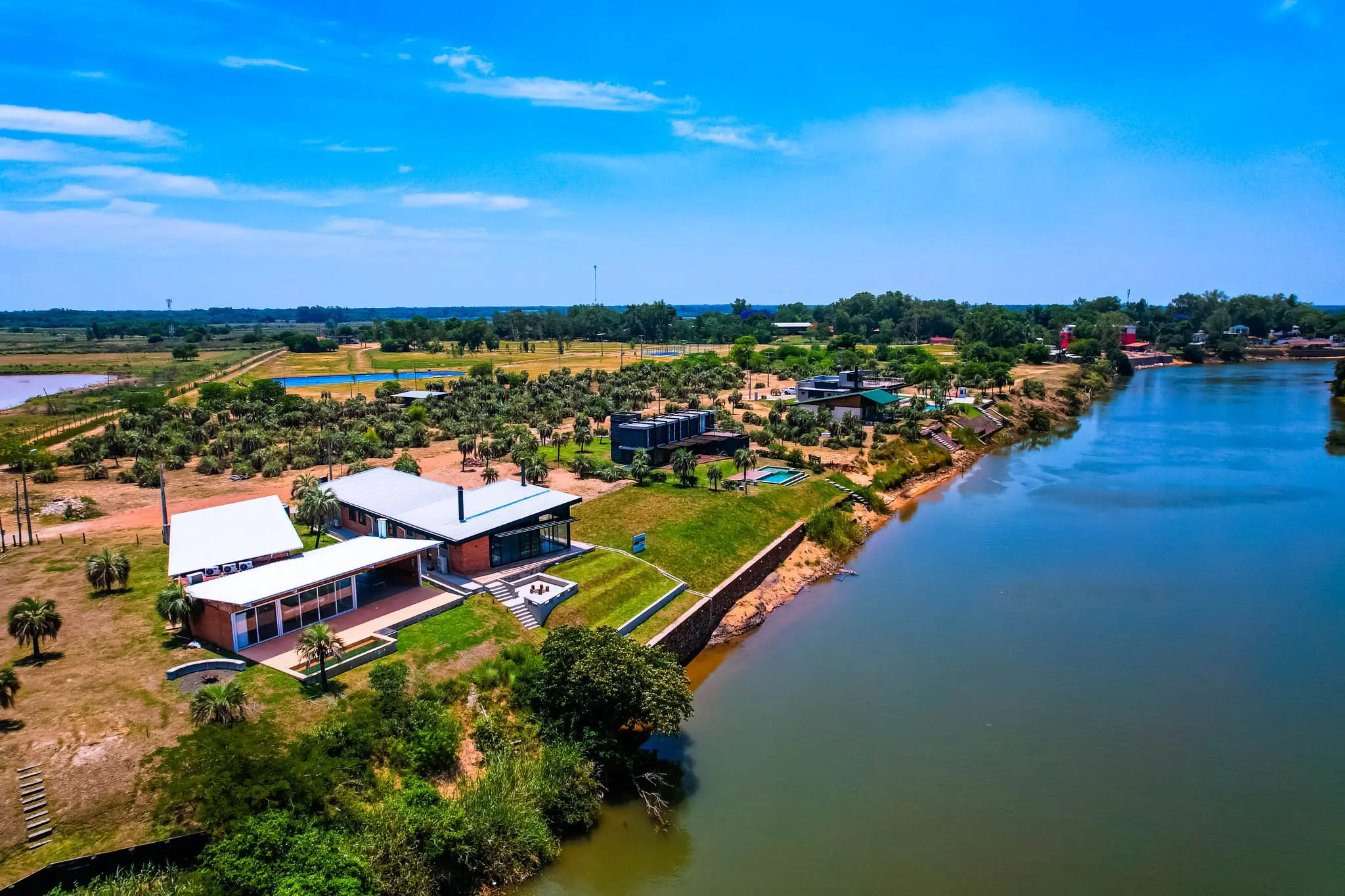 Vista aérea de la casa club de Barrio Cerrado Pirarenda con piscina a orillas del Río Paraná
