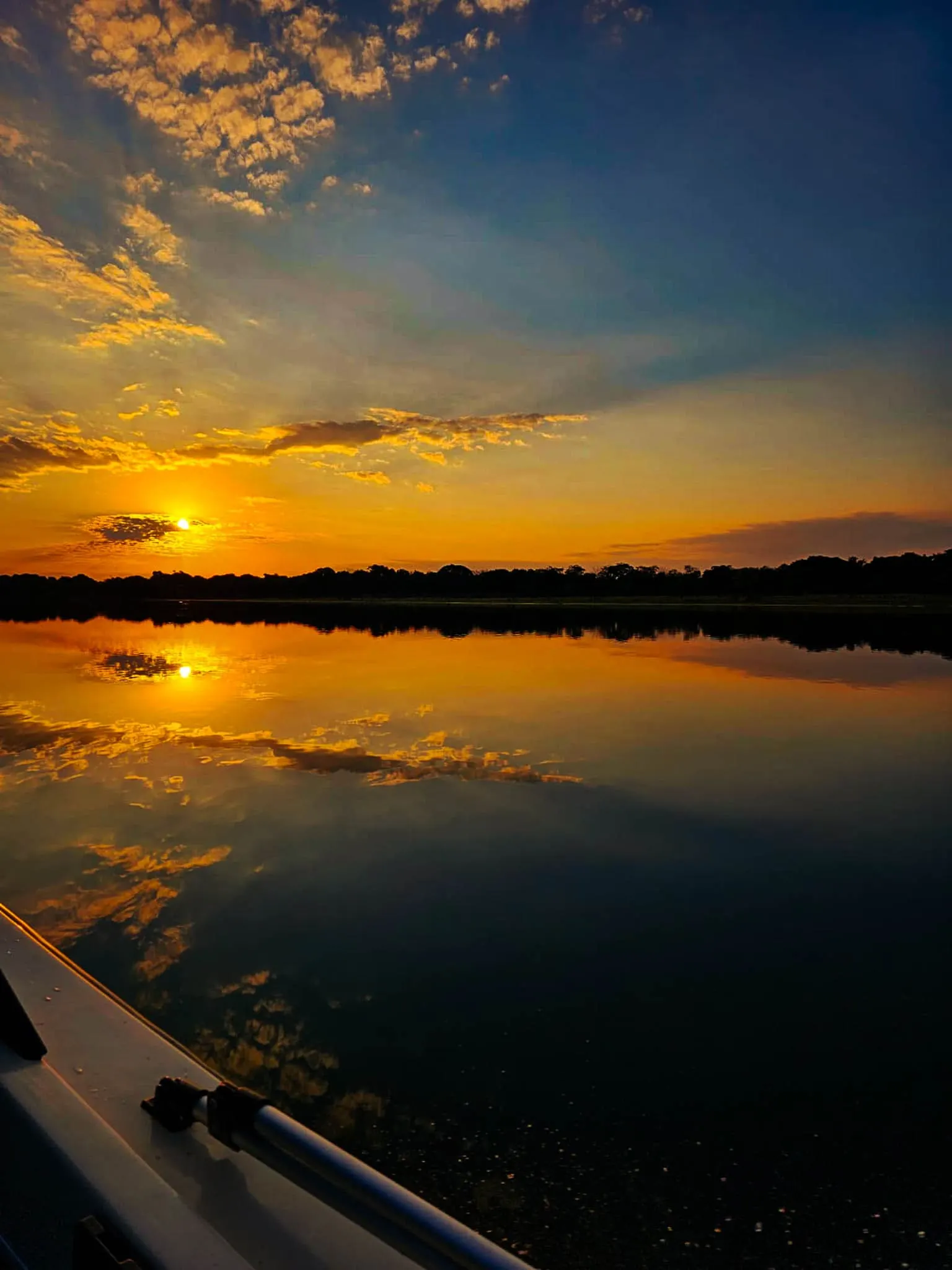 Atardecer reflejado en el Río Paraná visto desde una lancha en Pirarenda