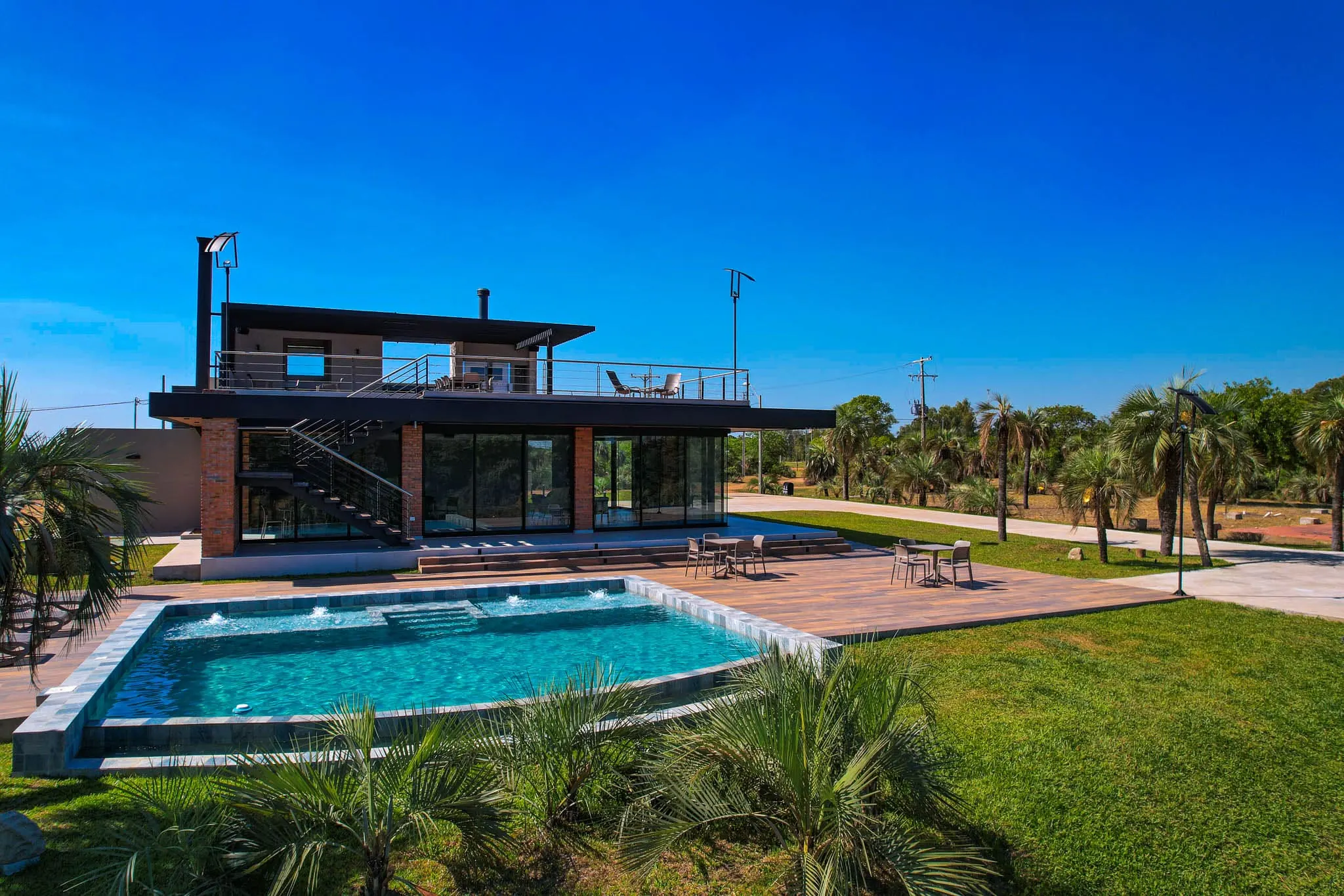Exterior del club house de Barrio Cerrado Pirarenda con piscina