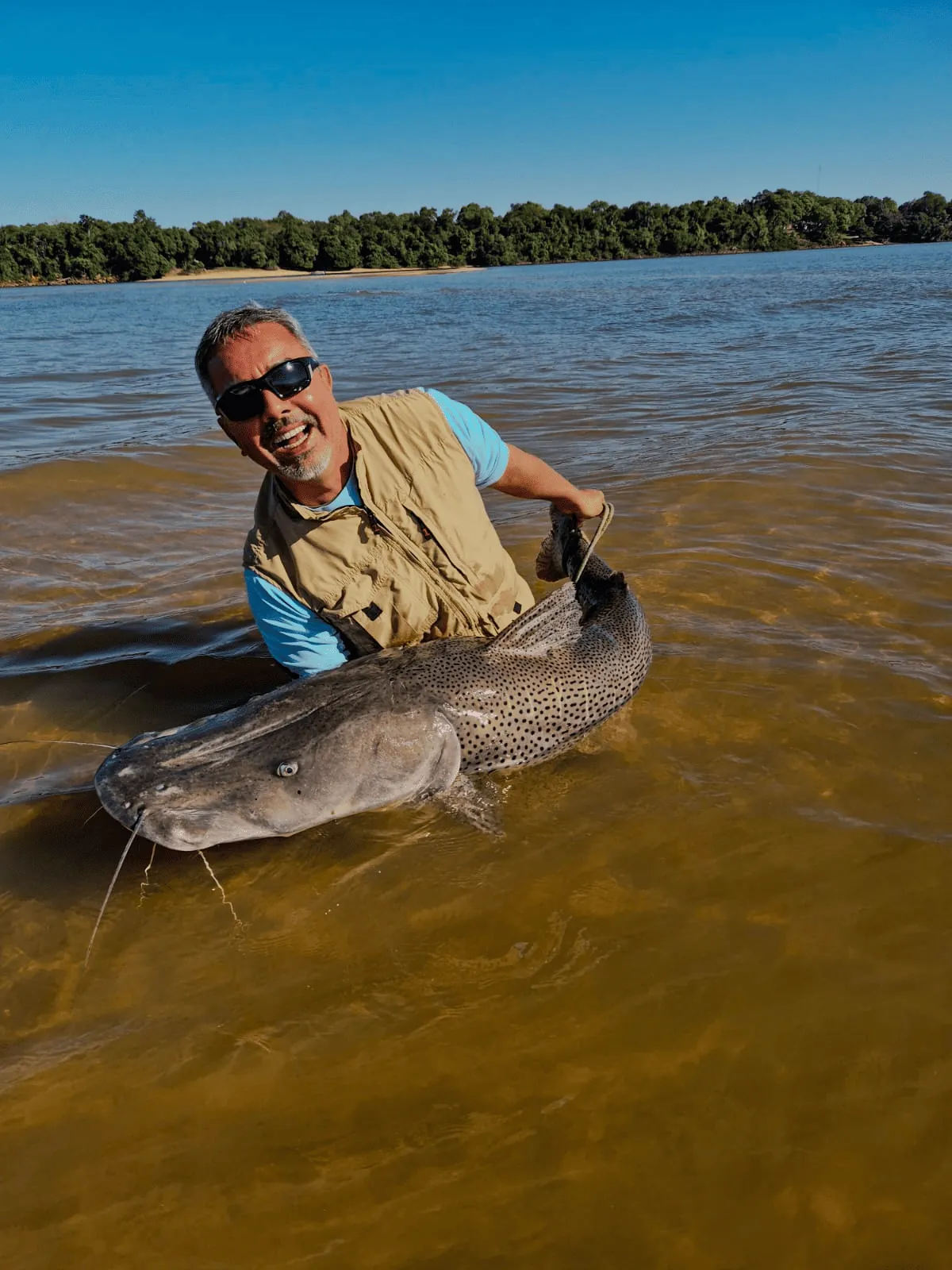 Daniel, fundador de DIGSA, pescando en el Río Paraná