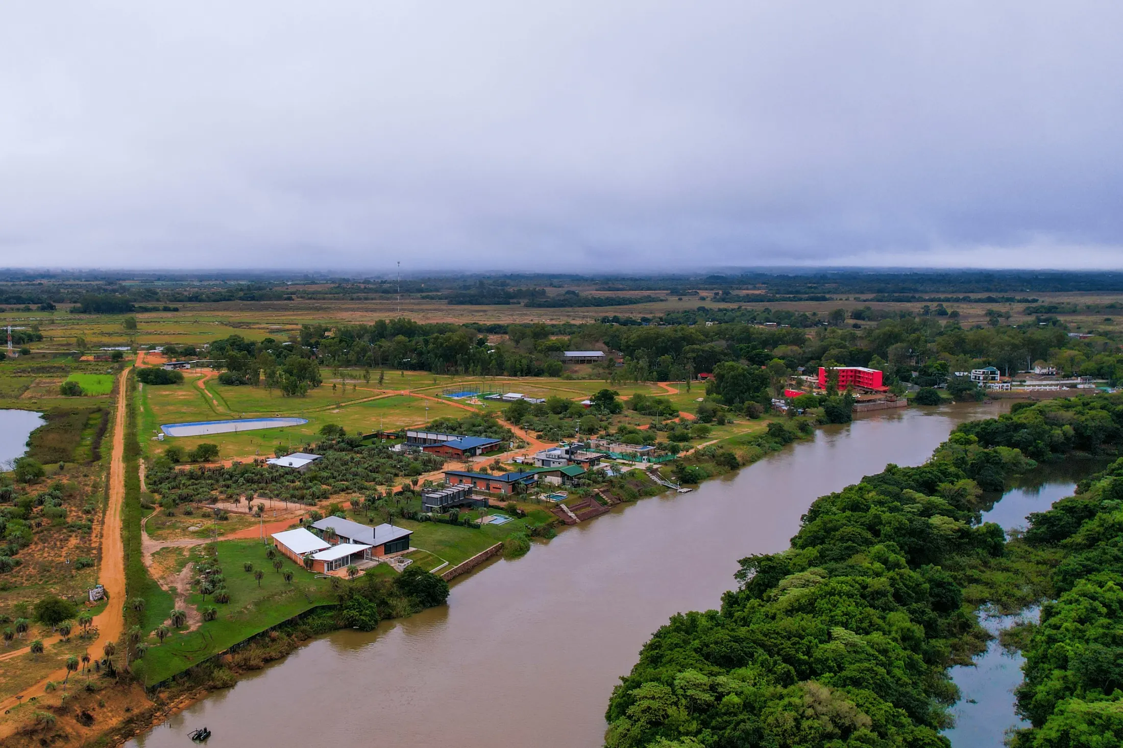 Vista aérea de Barrio Cerrado Pirarenda junto al Río Paraná