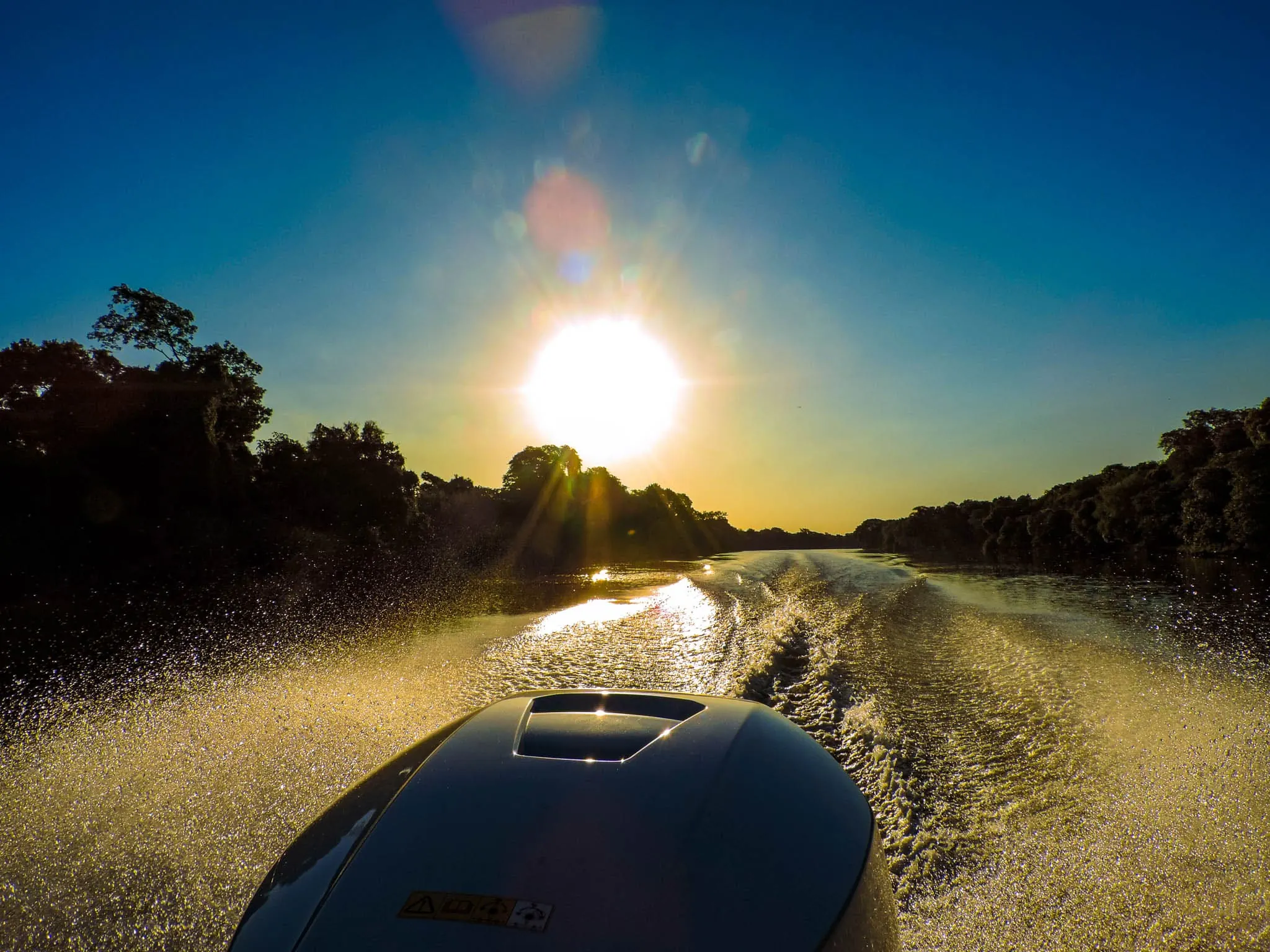 Navegando en lancha por el Río Paraná al atardecer frente a Pirarenda