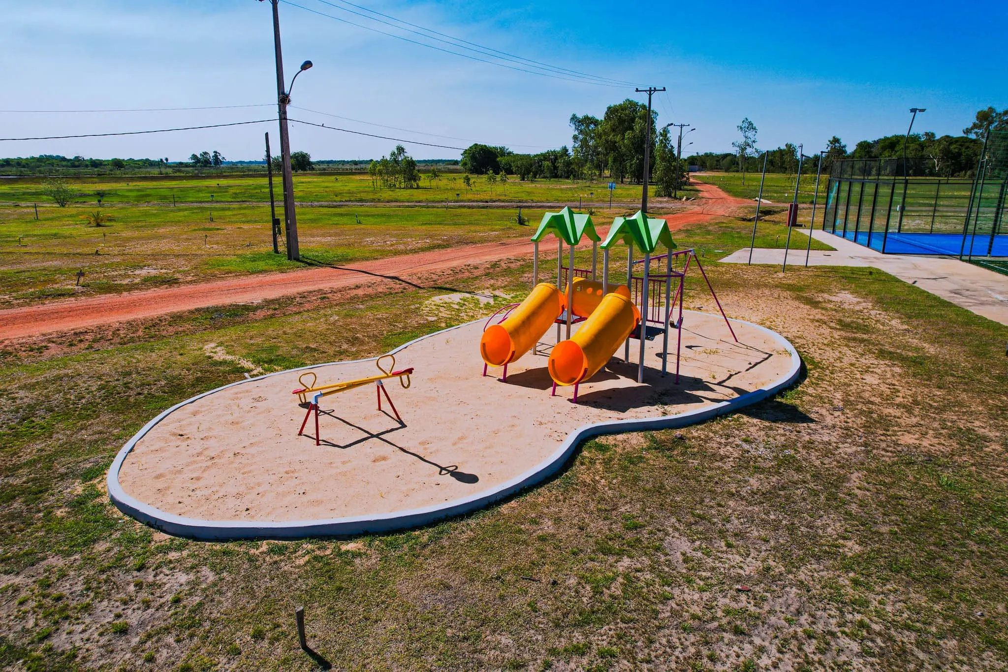 Parque de juegos infantiles y cancha de pádel en Barrio Cerrado Pirarenda