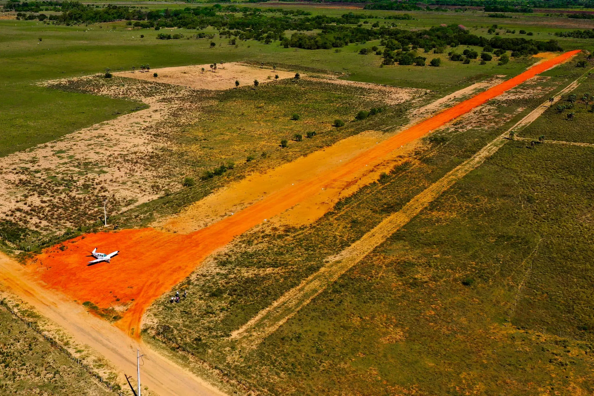 Avioneta en la pista de aterrizaje de Barrio Cerrado Pirarenda